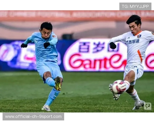 河南队周大地中场抢断,第一时间直传身后