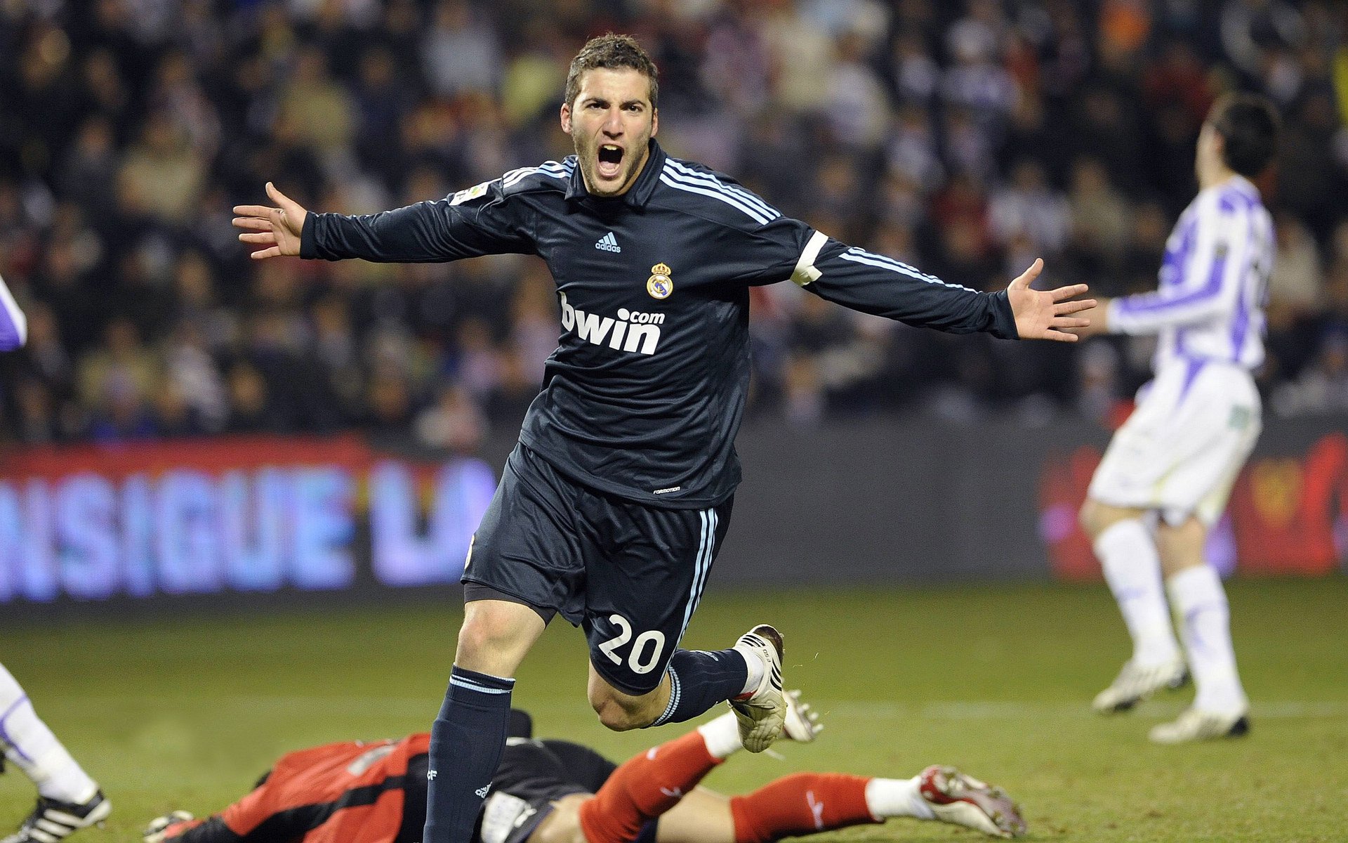 九游手游官网-未来之星：他们会成为球队的核心吗？，未来之星足球队的教练和小队员正在研究